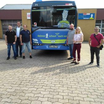Gruppenfoto vor Ort bei Delbus